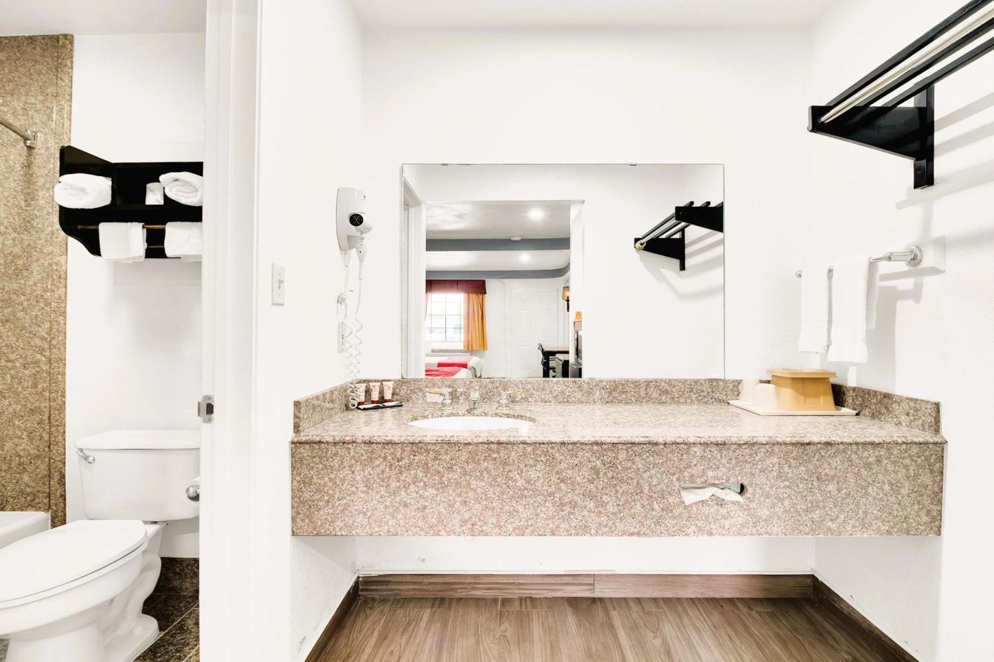 Three Rivers Executive Inn & Suites By Oyo Bagian luar foto